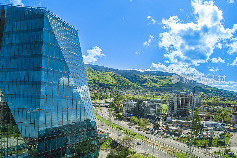 在Sofia、Bulgaria和Vitosha mountain中，有一个drone镜头。(布加兰:斯格拉德、维托什·普兰和布尔的斯格拉德斯图斯计划。българ)